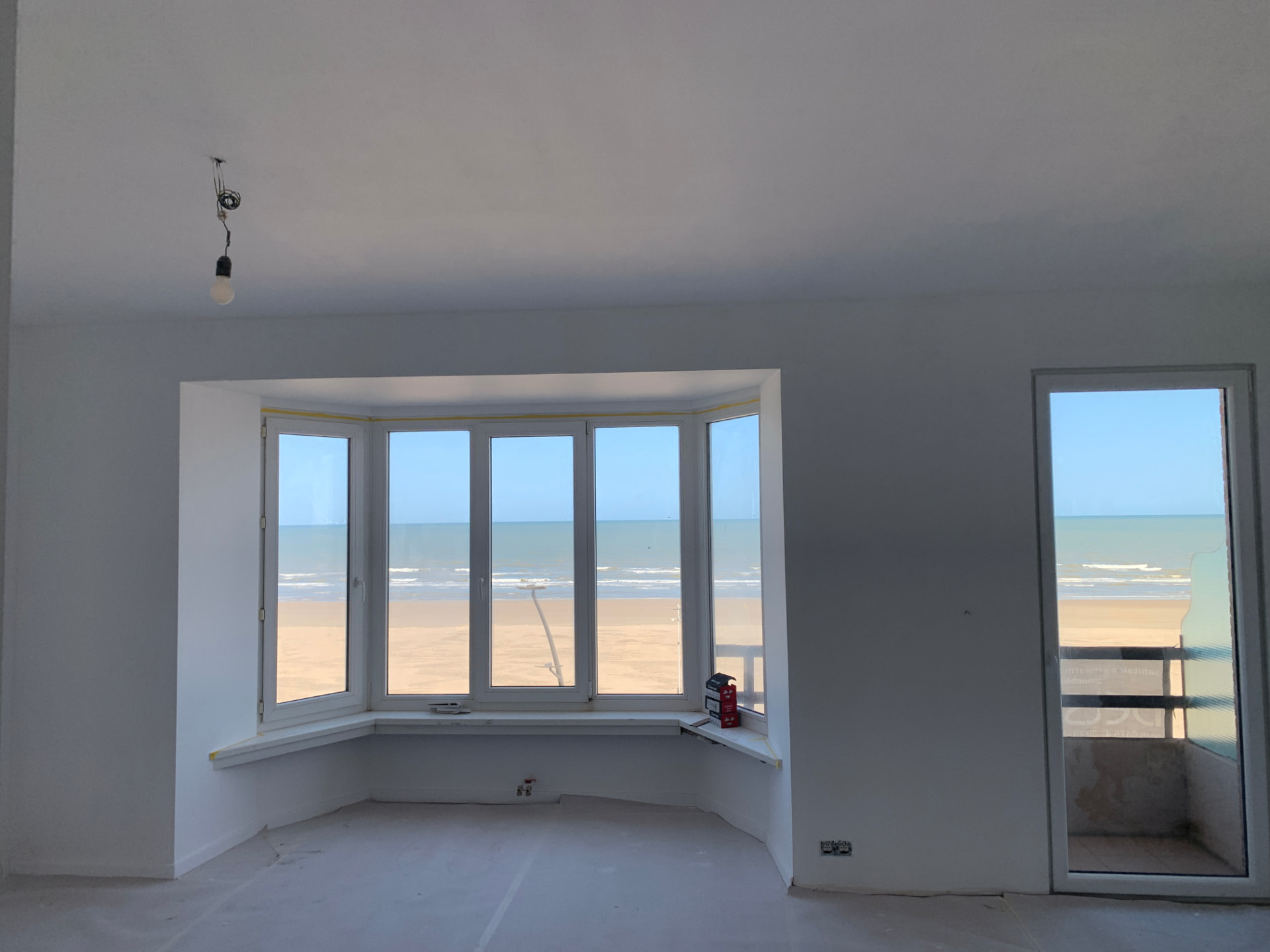 Le même séjour avec vue sur mer après la rénovation