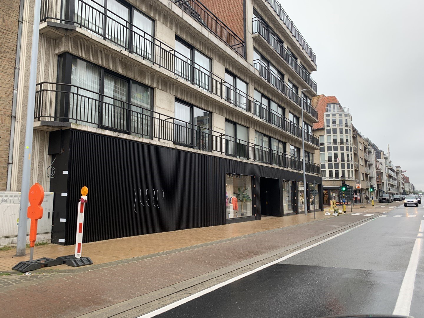 Gevelbekleding in zwart lattenwerk voor een appartementsgebouw