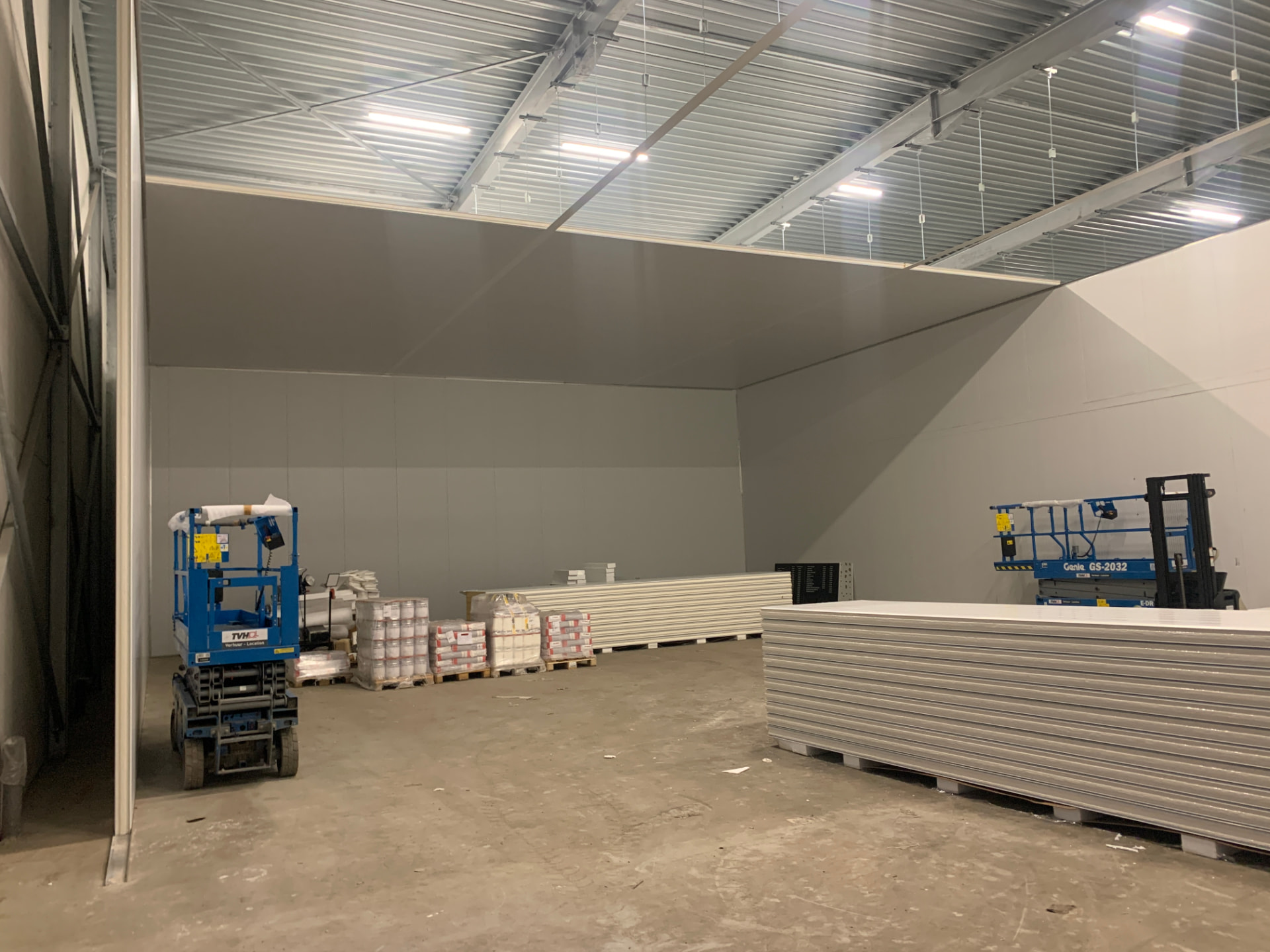 Industriebouw: binnenafwerking van een loods