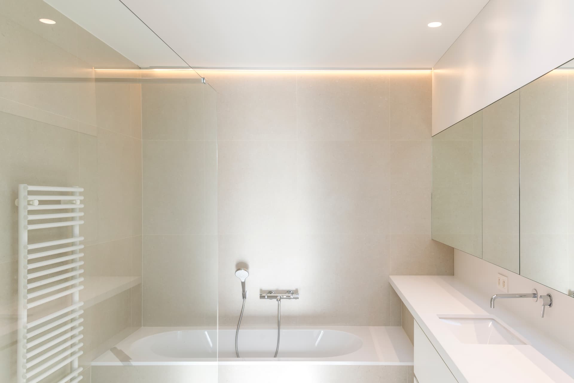 Salle de bains renouvelée avec baignoire et meuble sur mesure
