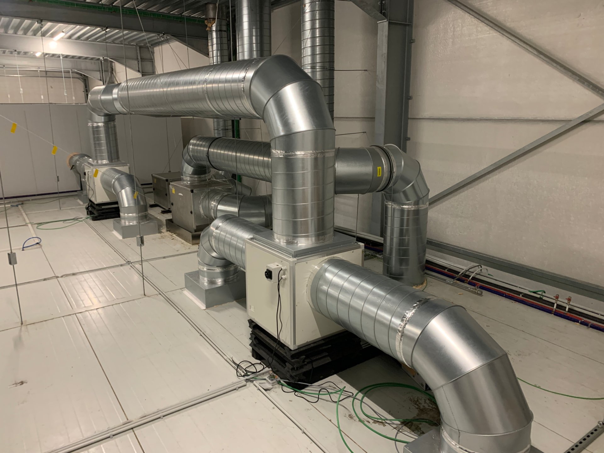 Ventilatie-installatie met luchtbehandelingskasten