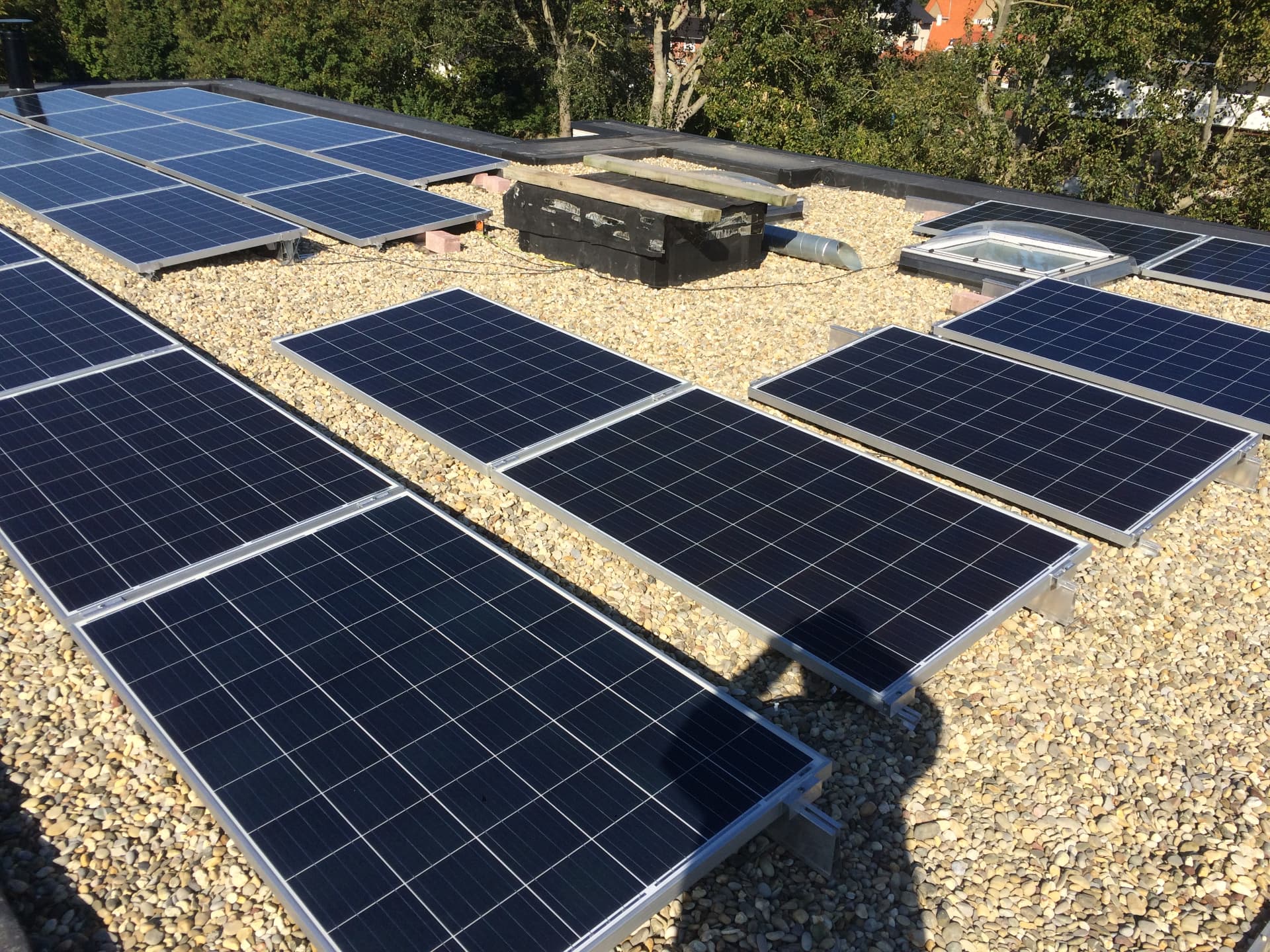 Zonnepanelen op een plat dak