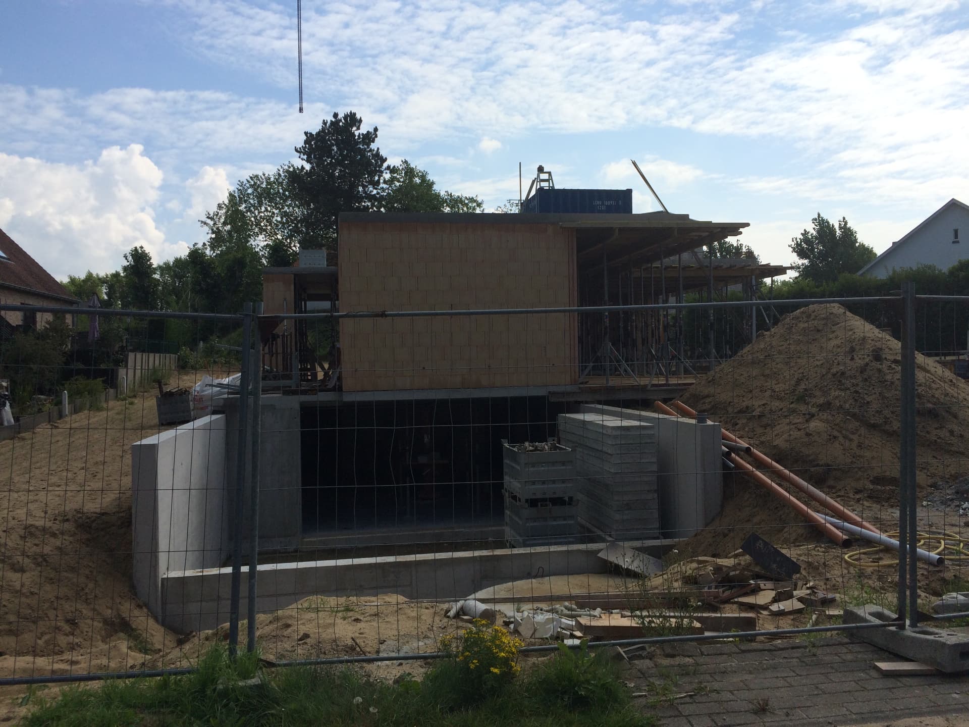 Maison neuve en phase de gros œuvre avec cave