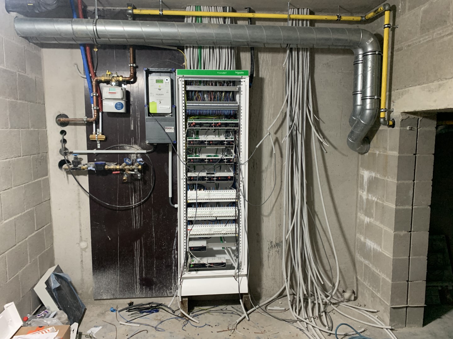 Technische ruimte met elektriciteitsbord en ventilatie