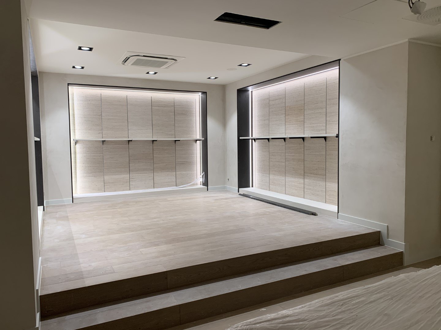Showroom met maatwerk wandbekleding en verlichting