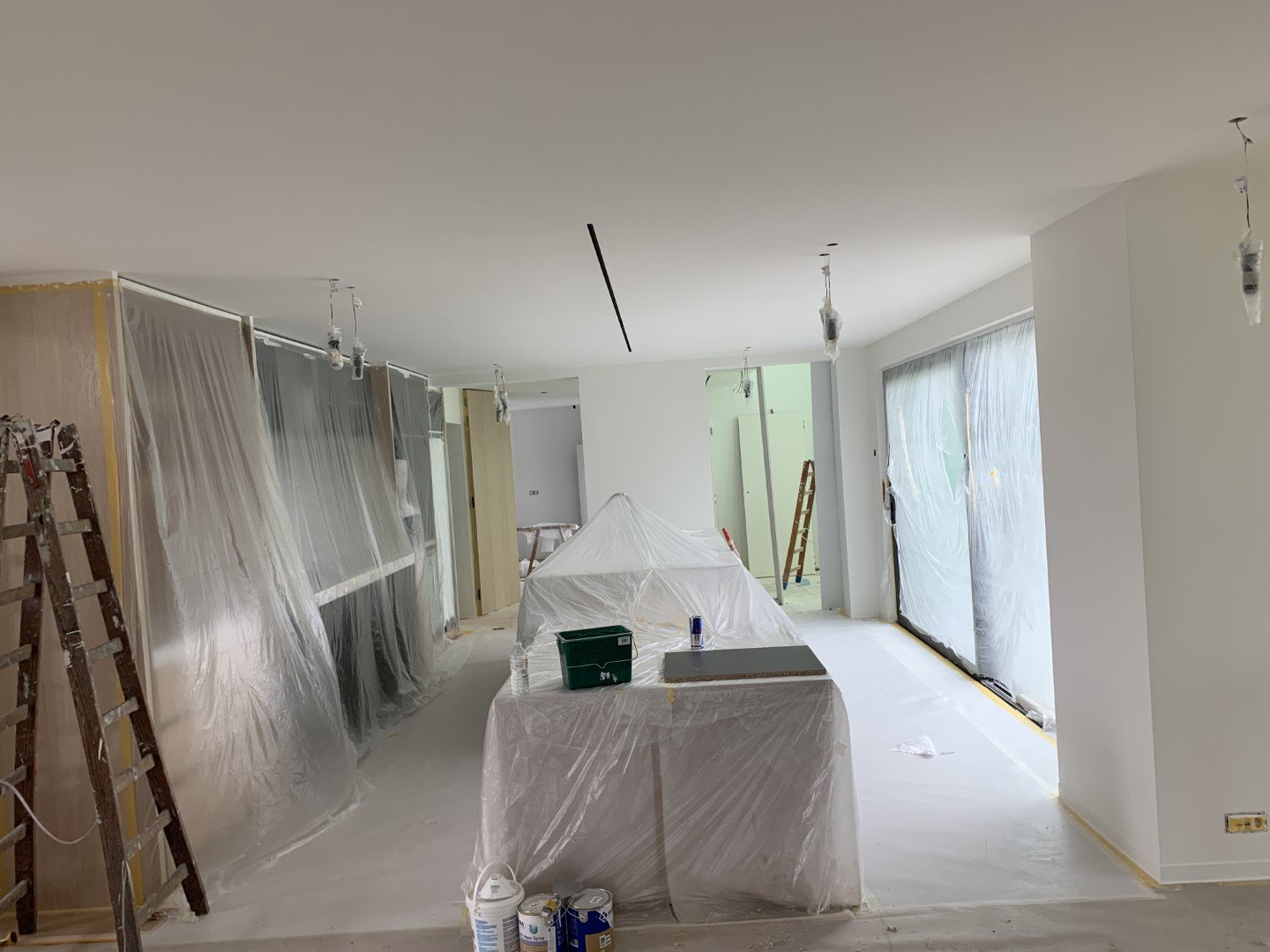 Schilderwerken in appartement met zorgvuldige afkapping