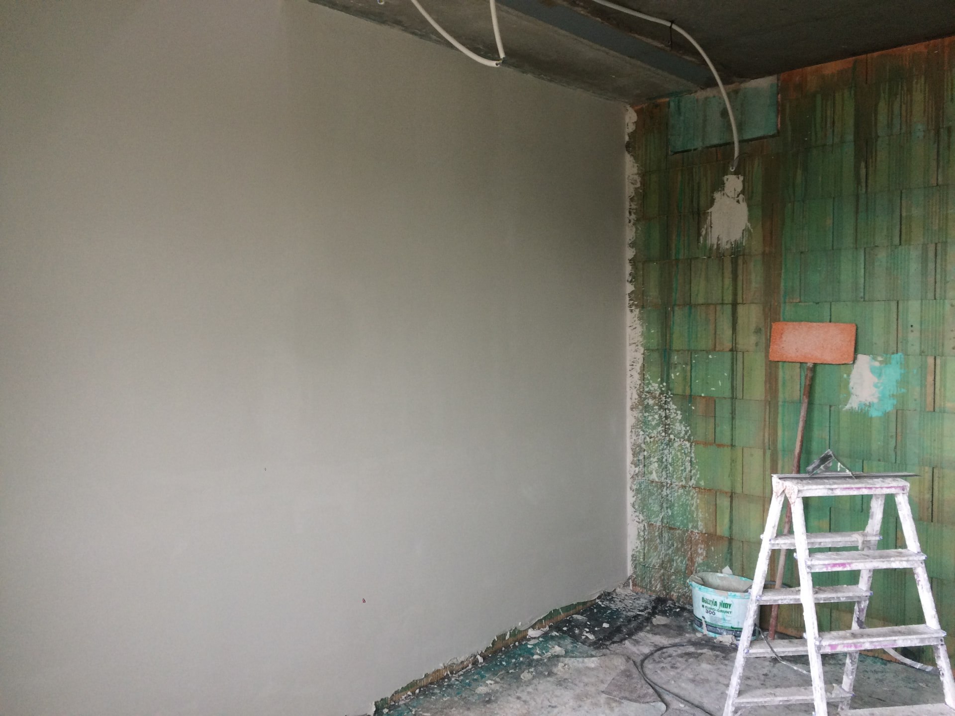 Bepleisteringswerken in een appartement in renovatie