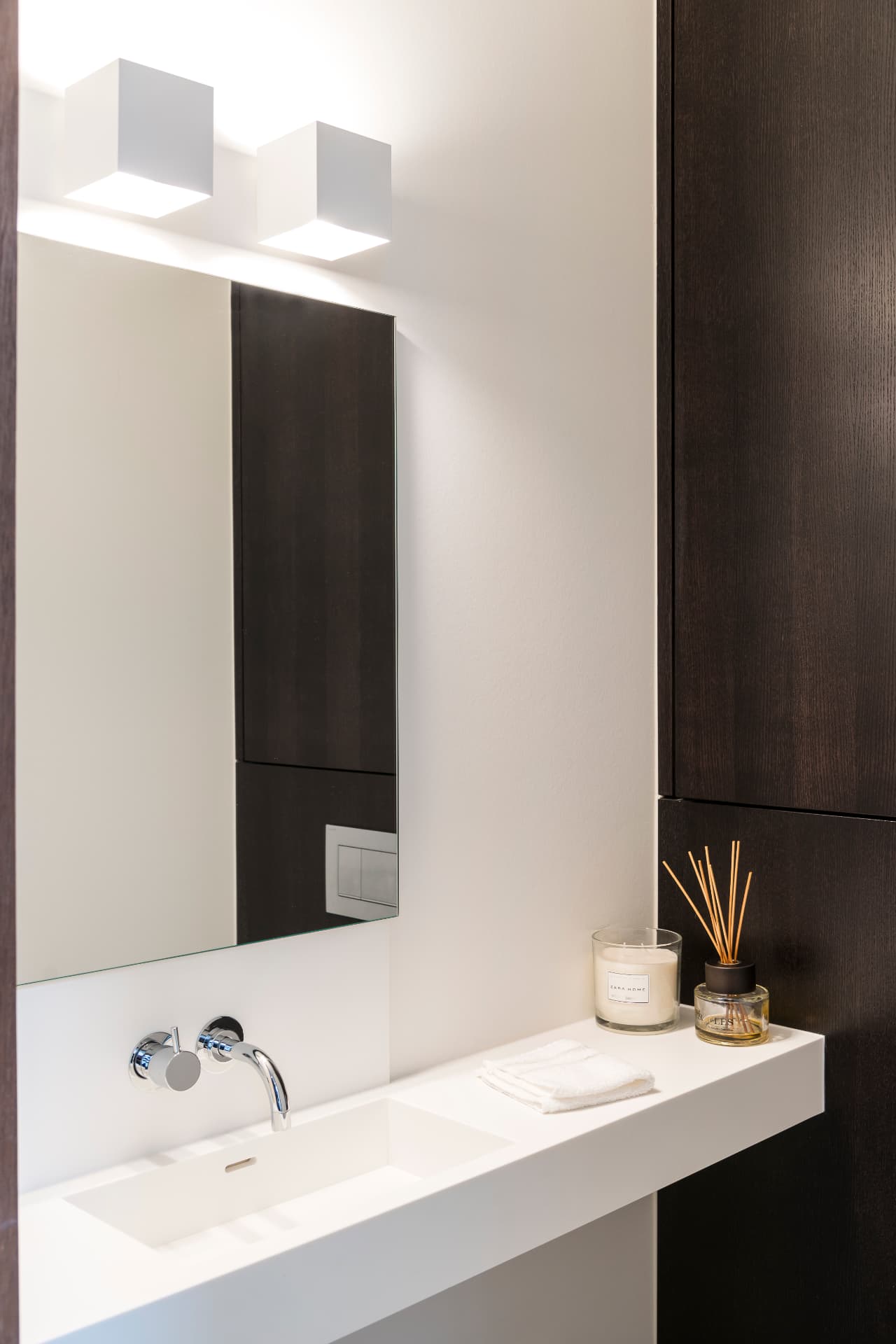 Toilette invités avec lavabo suspendu et meuble sur mesure