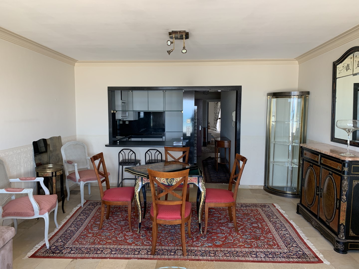 Salle à manger vieillissante avec passe-plat avant la rénovation