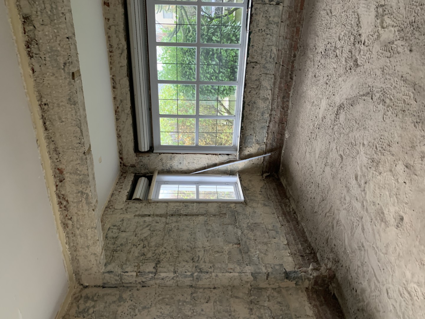 Renovatiewerken: uitgekapte muren voor afwerking