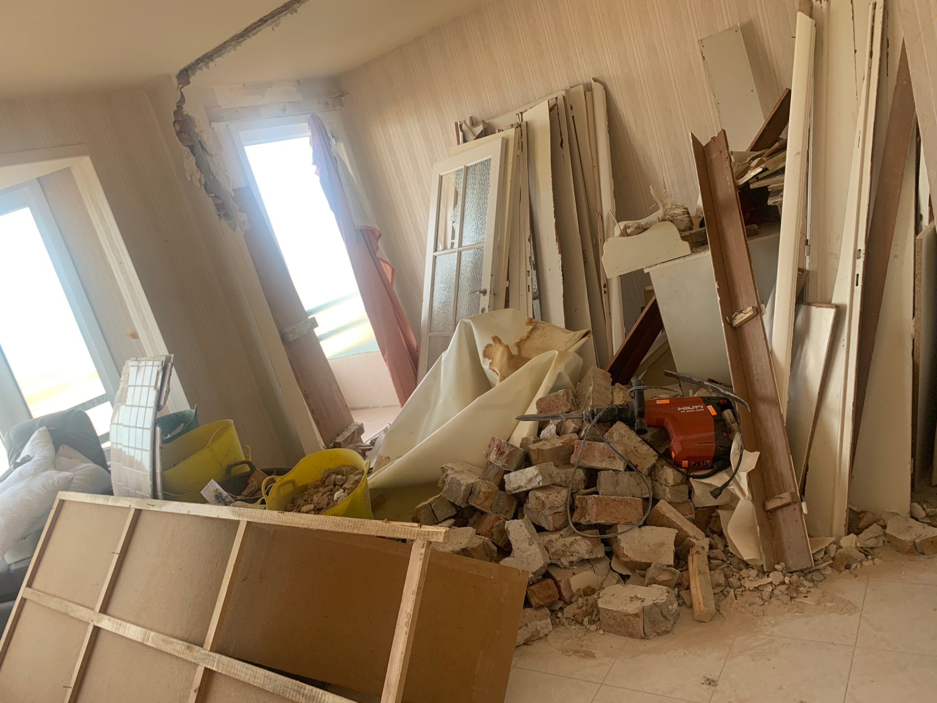 Afbraakwerken in een appartement voor de renovatie
