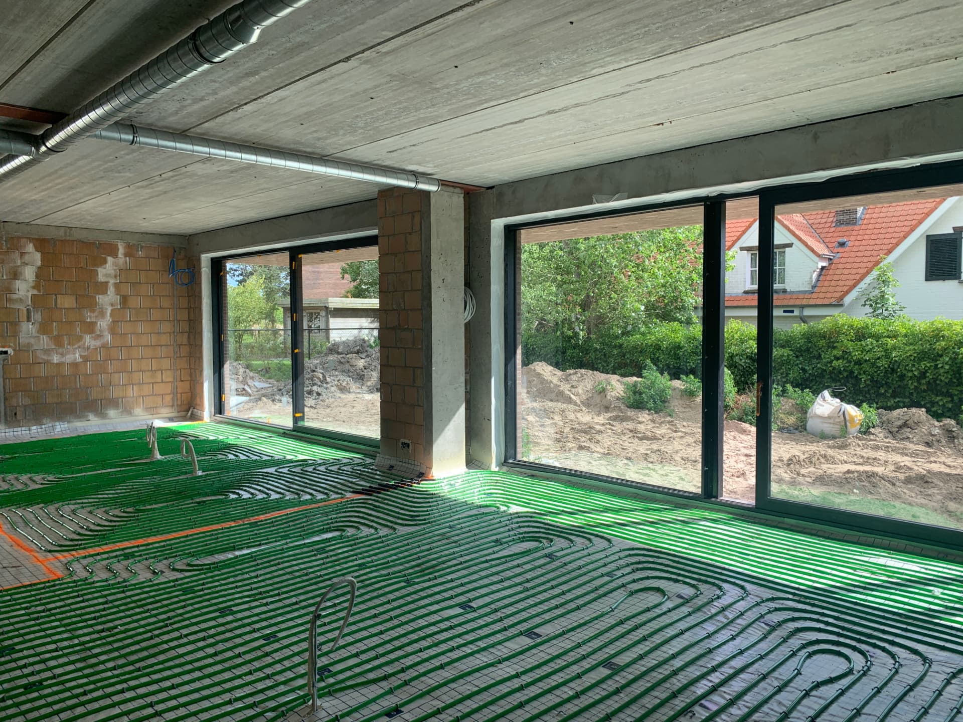 Vloerverwarming in een nieuwbouwwoning met grote raampartijen