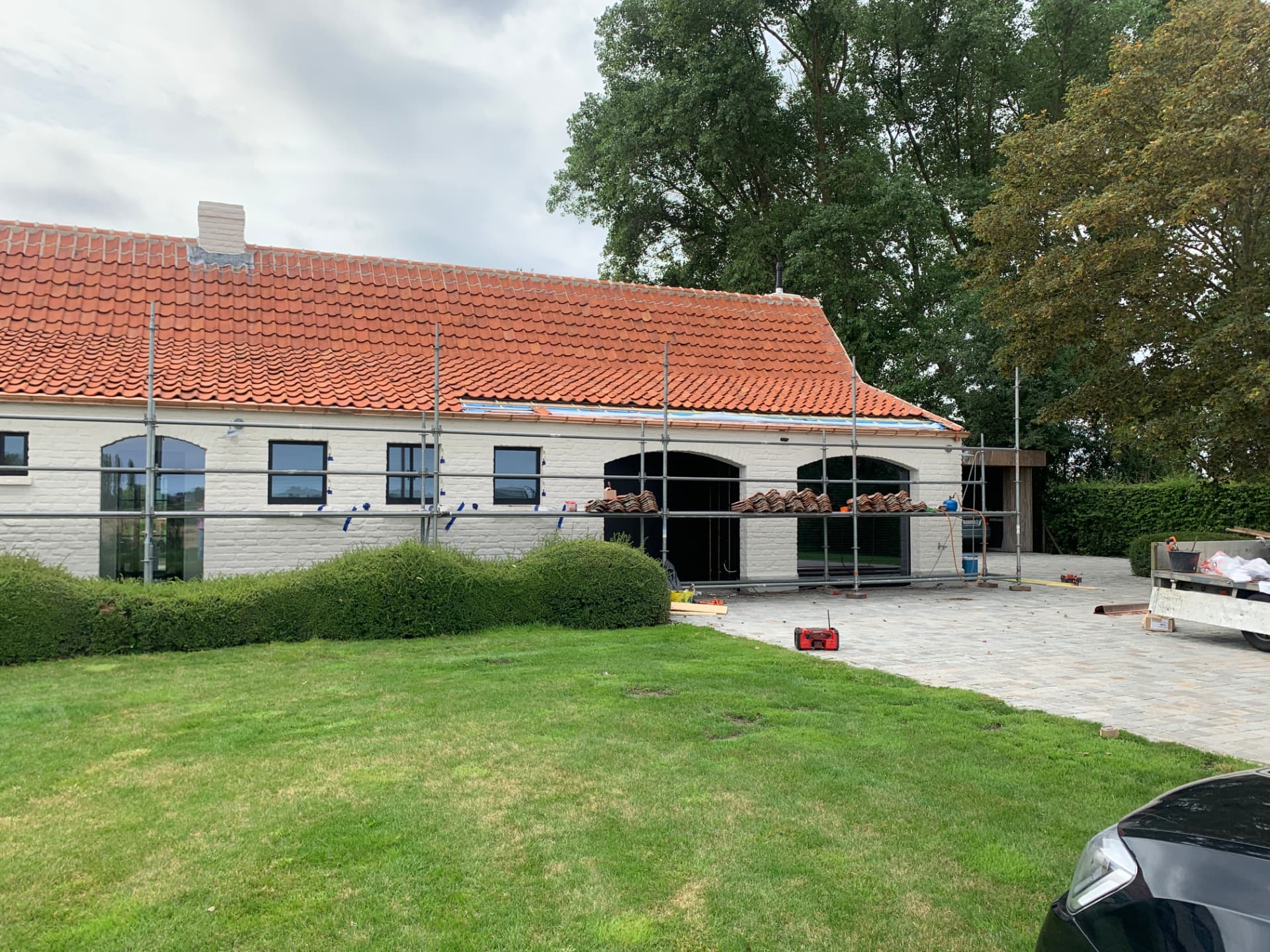Dezelfde hoeve tijdens de dak- en gevelwerken