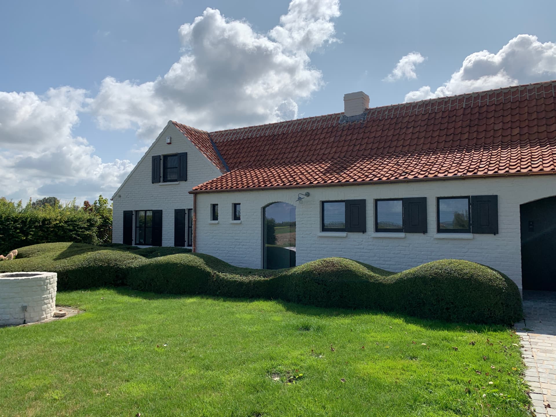 Gerenoveerde hoeve met witte gevel en nieuw pannendak