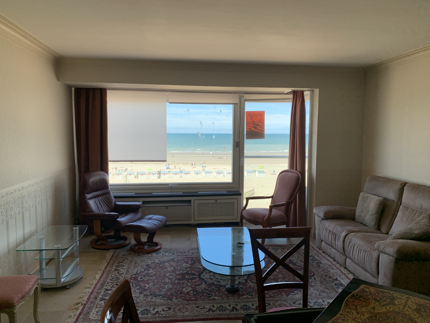 Séjour vieillissant avec vue sur mer avant la rénovation