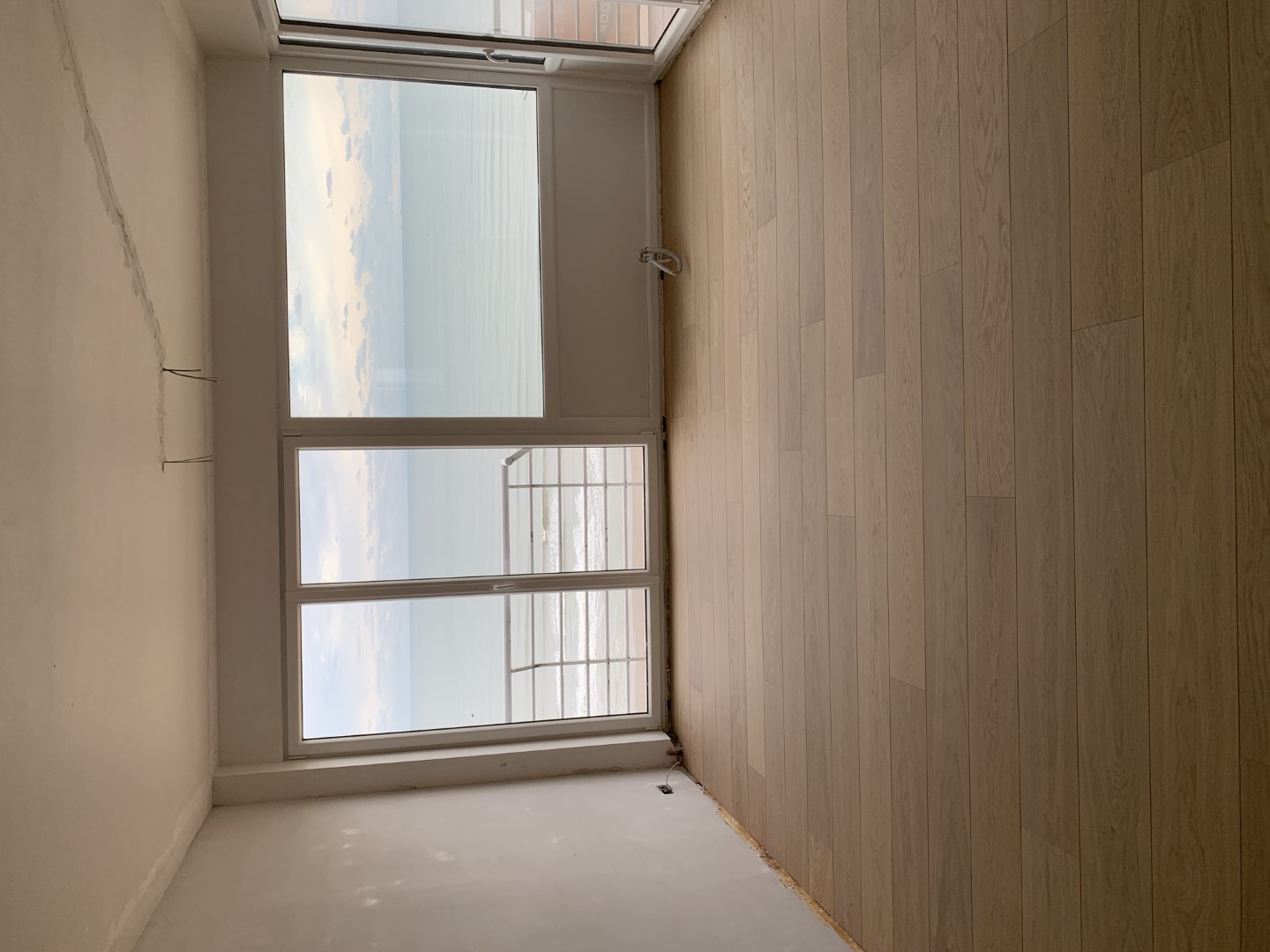 Le même séjour avec nouveau parquet après la rénovation