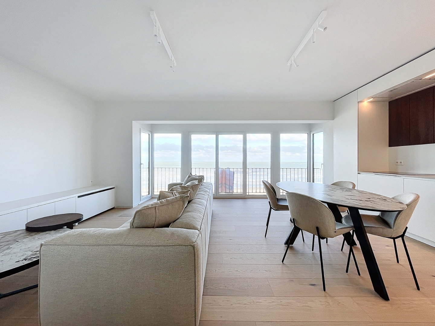 Le même séjour après la rénovation, avec cuisine ouverte et vue sur mer