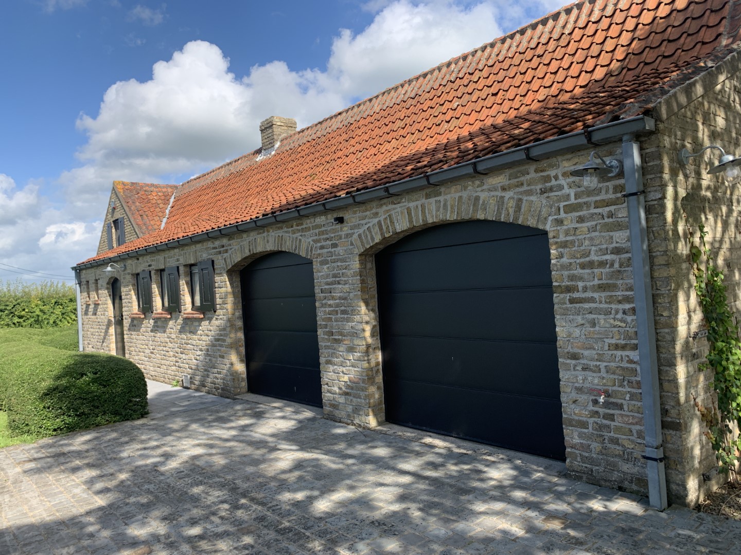 Ferme avant la rénovation avec anciennes portes de garage