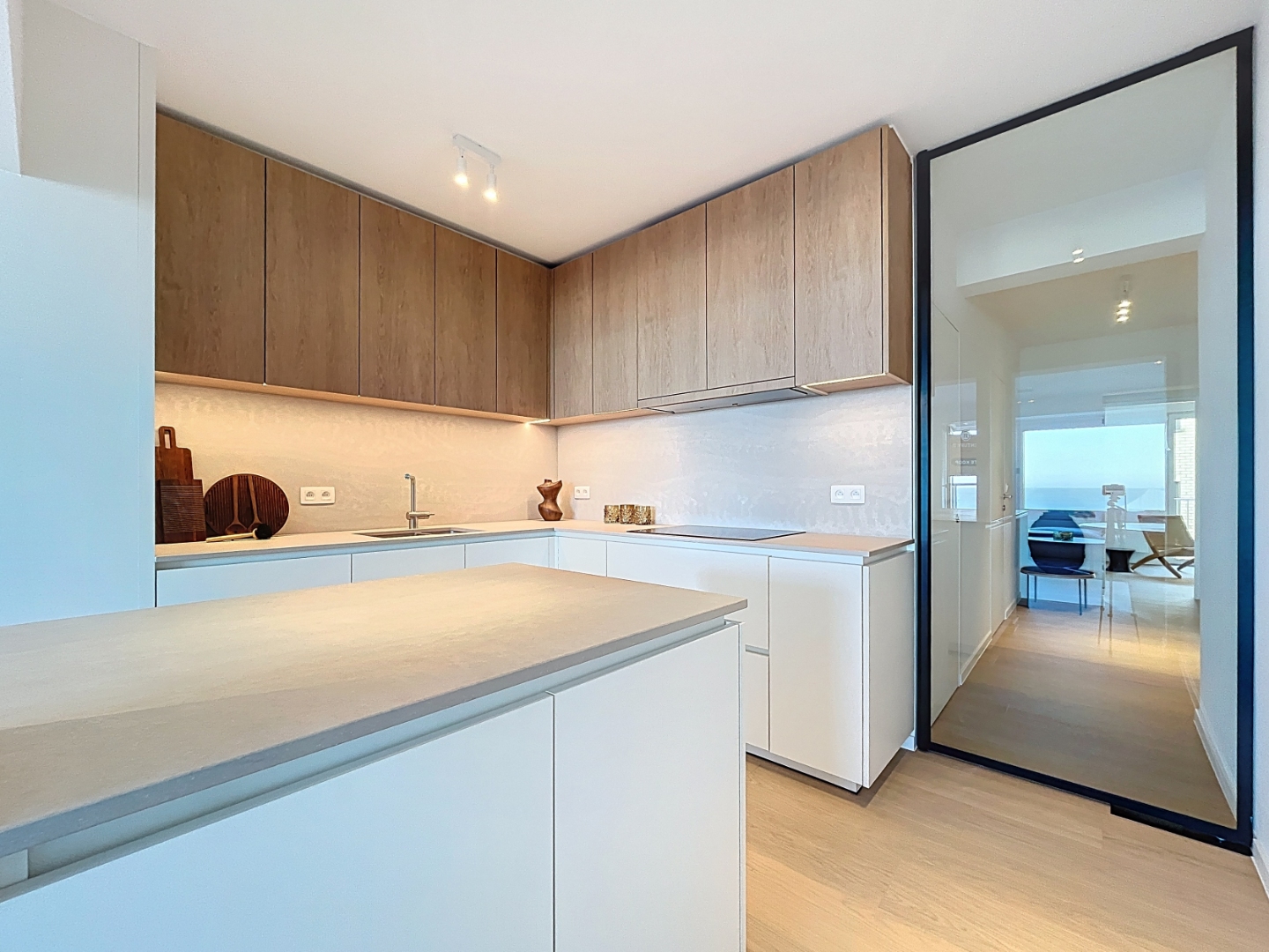 Cuisine dans un appartement avec vue sur mer