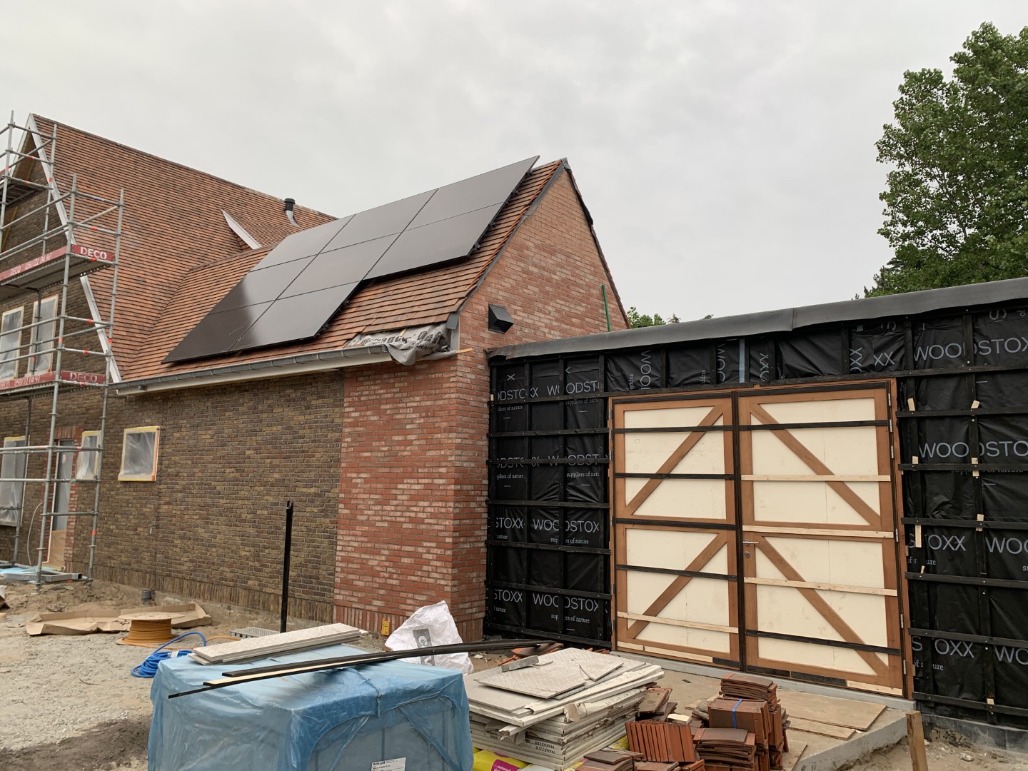 Plaatsing van zonnepanelen op een nieuwbouwdak