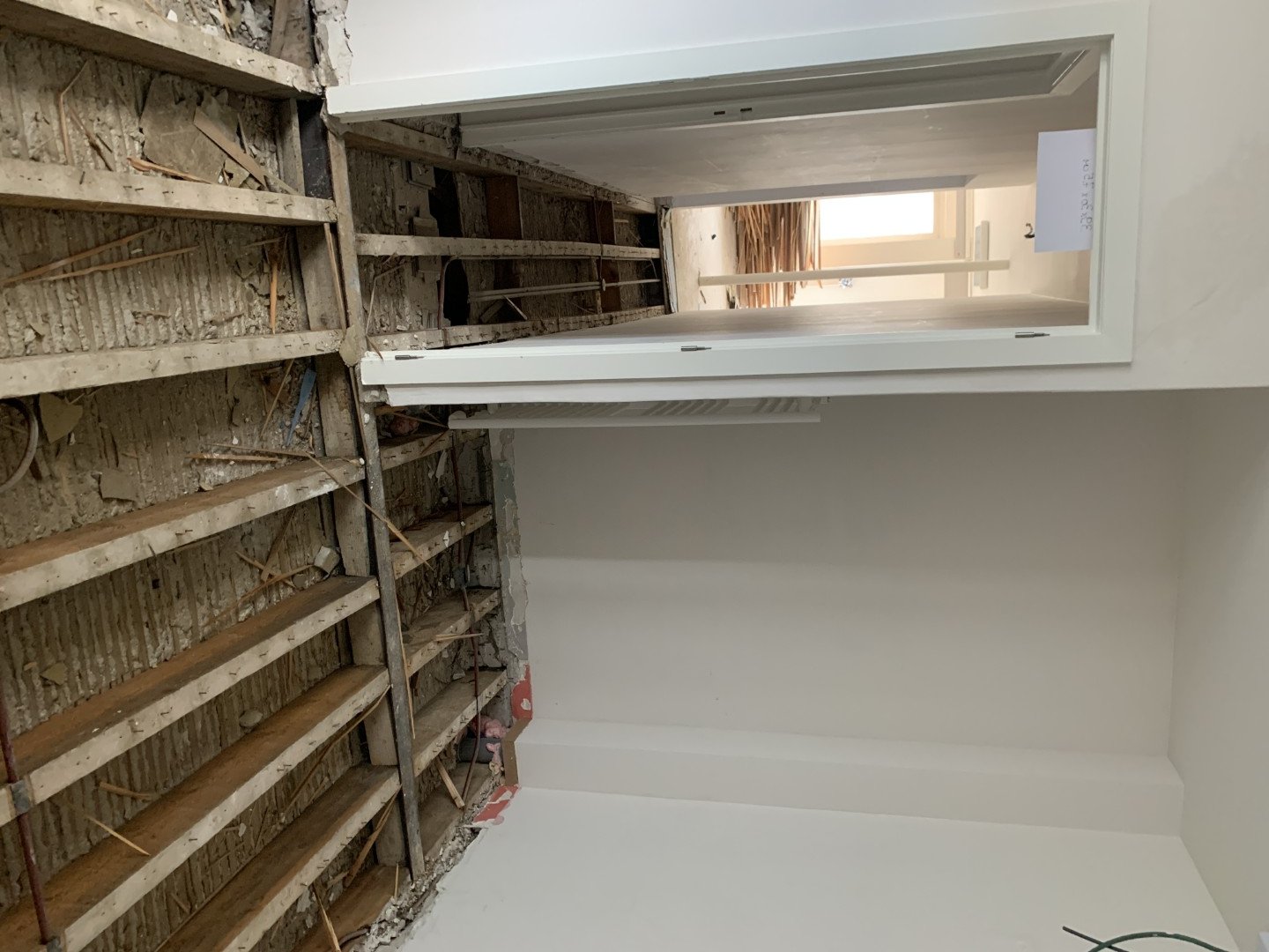 Vloerstructuur met balken blootgelegd tijdens renovatie