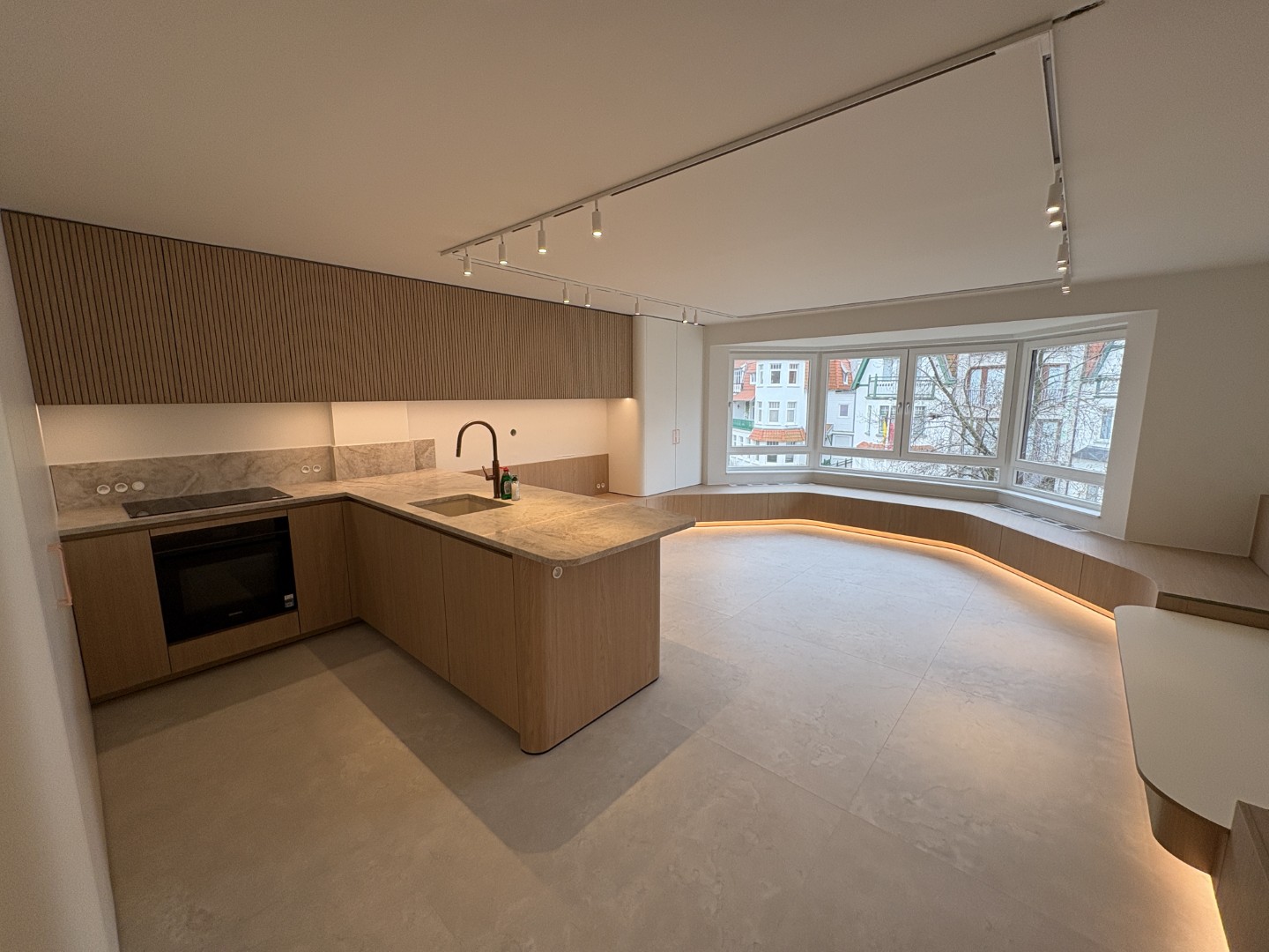 Gerenoveerd appartement met maatwerkkeuken
