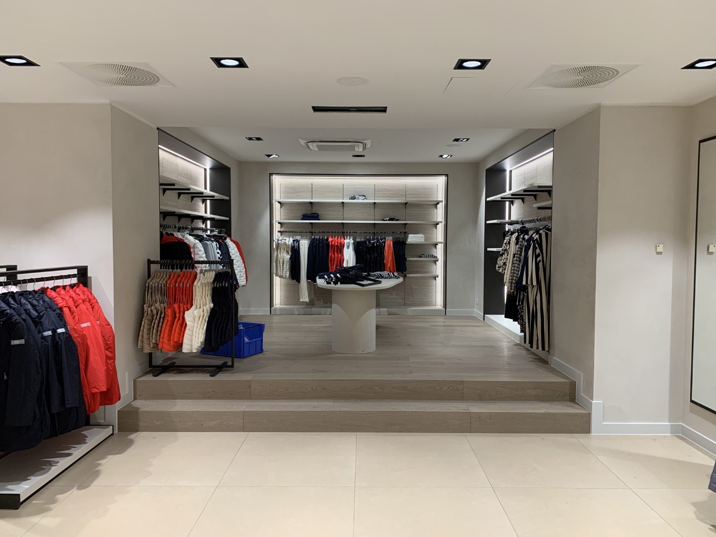 Opgeleverde kledingwinkel met houten vloer en maatwerk