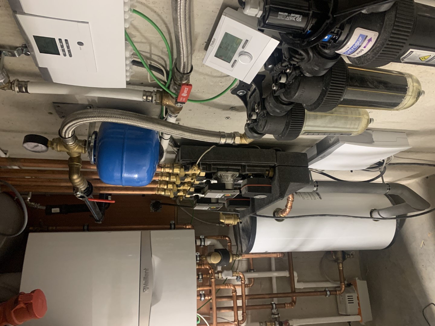 Stookruimte met verwarmingsketel, boiler en waterbehandeling