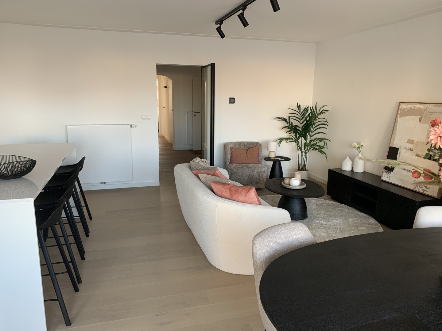Woonkamer met parketvloer en maatwerkafwerking