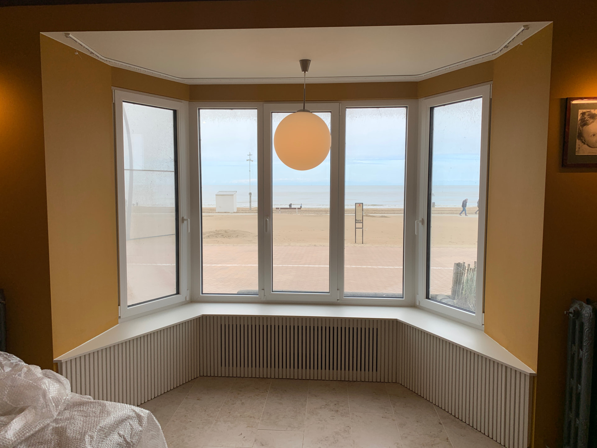 Le même bow-window après la rénovation, avec travail sur mesure