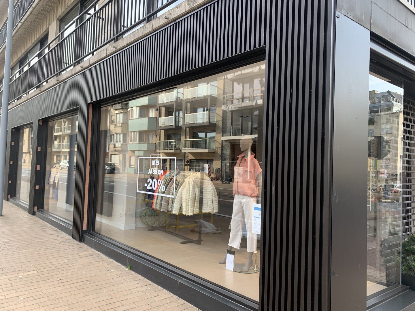 Nieuwe winkelpui en etalage in een handelspand