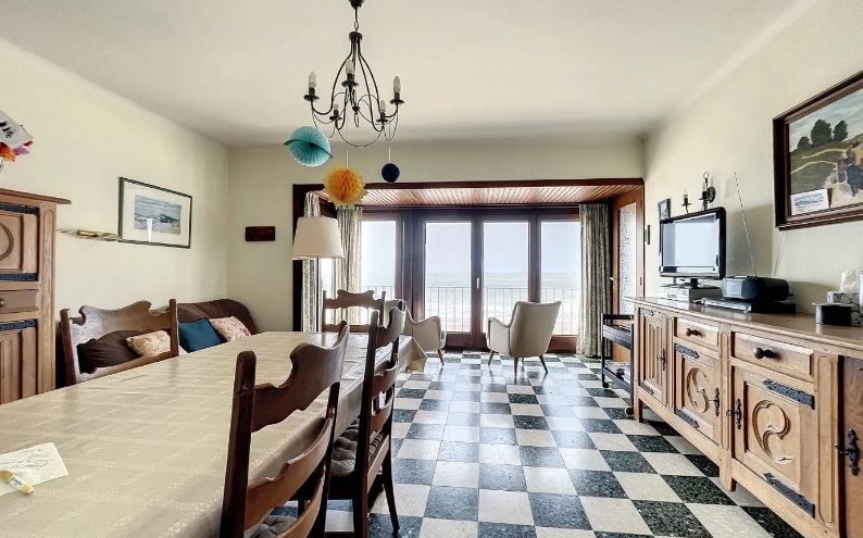 Séjour vieillissant avec vue sur mer avant la rénovation