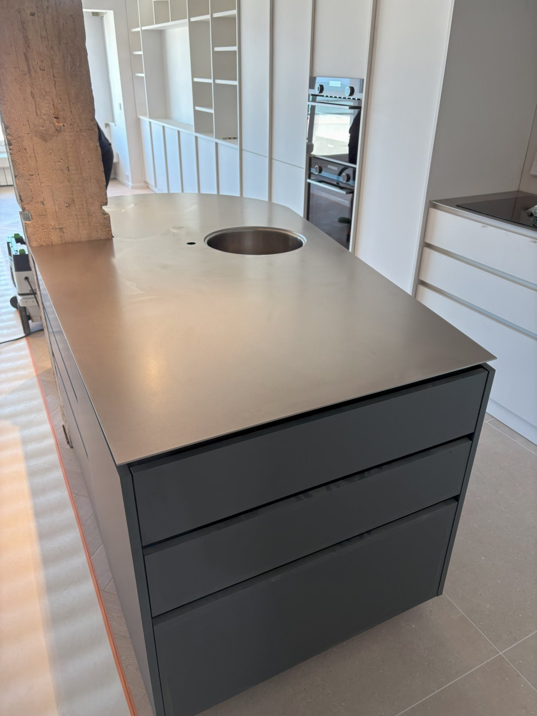 Keukeneiland met inox werkblad in plaatsing